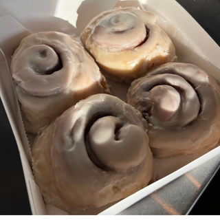Cinnamon Rolls (4 rolls)